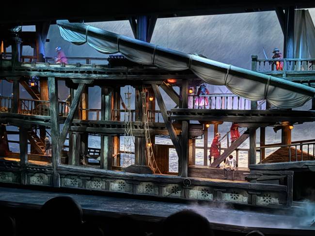 Show with a realistic old ship theme